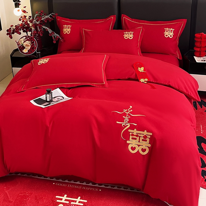 91家纺网 家纺一手货源 找家纺 艾橙家纺 2025新款大红云朵棉刺绣婚庆系列四件套 吾家有喜
