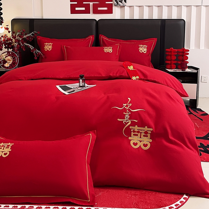 91家纺网 家纺一手货源 找家纺 艾橙家纺 2025新款大红云朵棉刺绣婚庆系列四件套 吾家有喜