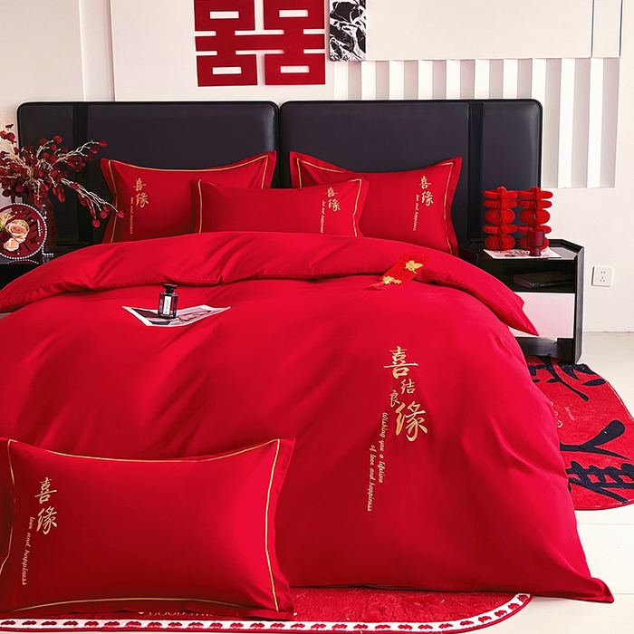 91家纺网 家纺一手货源 找家纺 艾橙家纺 2025新款大红云朵棉刺绣婚庆系列四件套 喜结良缘