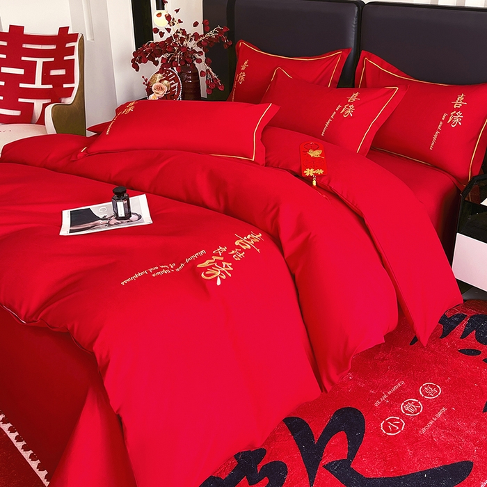 91家纺网 家纺一手货源 找家纺 艾橙家纺 2025新款大红云朵棉刺绣婚庆系列四件套 喜结良缘