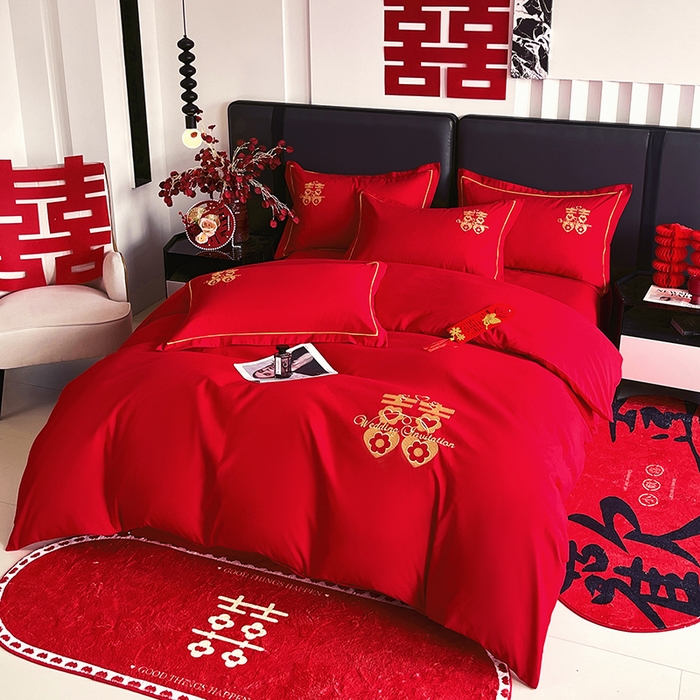 91家纺网 家纺一手货源 找家纺 艾橙家纺 2025新款大红云朵棉刺绣婚庆系列四件套 相爱一生