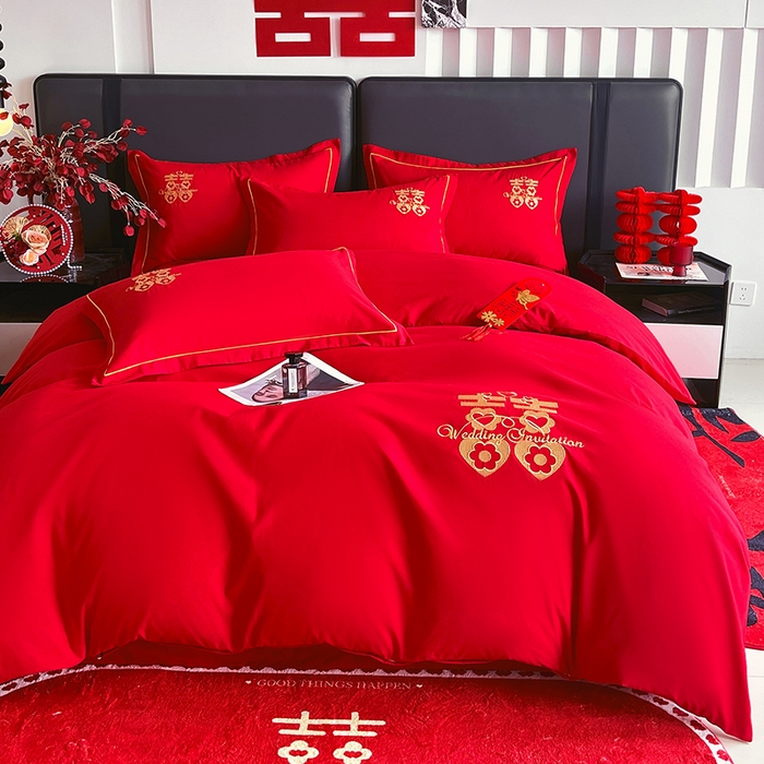 91家纺网 家纺一手货源 找家纺 艾橙家纺 2025新款大红云朵棉刺绣婚庆系列四件套 相爱一生