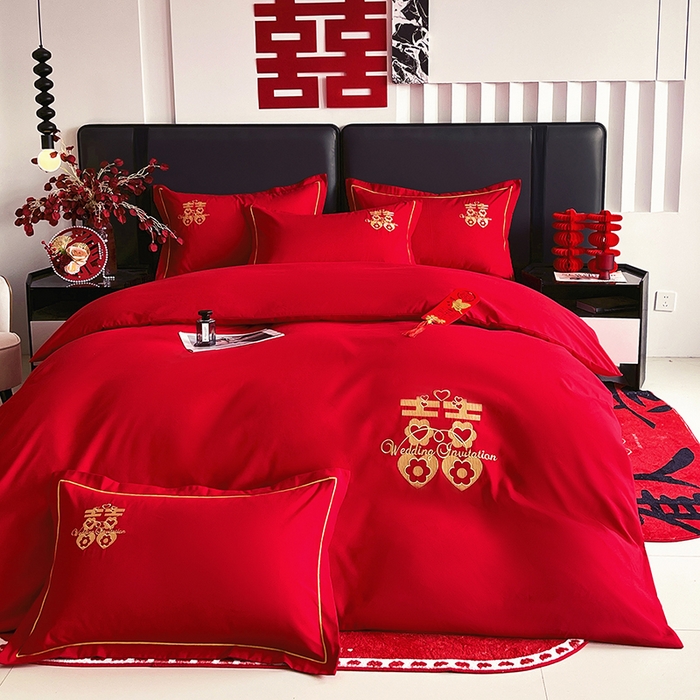 91家纺网 家纺一手货源 找家纺 艾橙家纺 2025新款大红云朵棉刺绣婚庆系列四件套 相爱一生