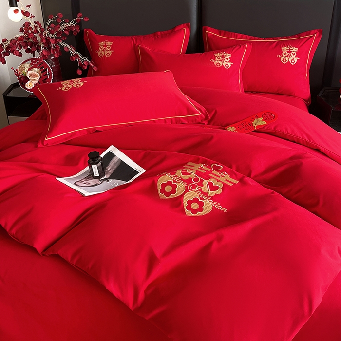 91家纺网 家纺一手货源 找家纺 艾橙家纺 2025新款大红云朵棉刺绣婚庆系列四件套 相爱一生