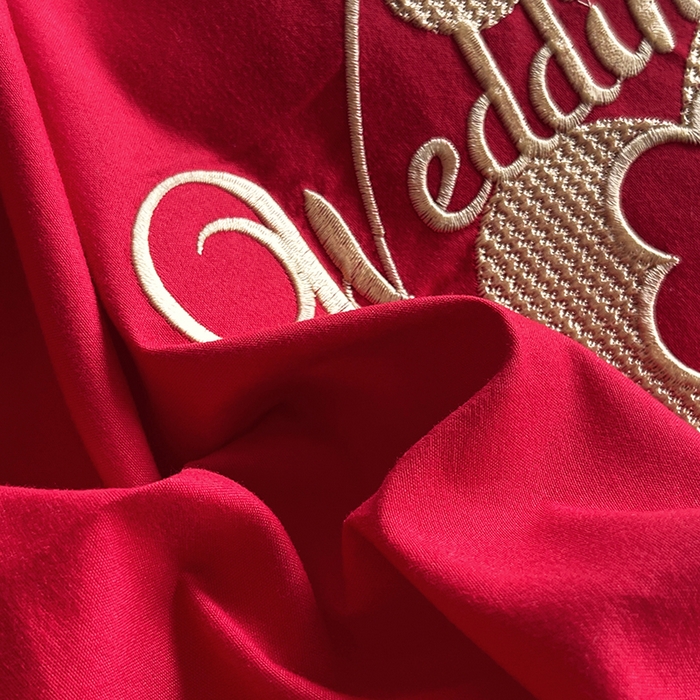 91家纺网 家纺一手货源 找家纺 艾橙家纺 2025新款大红云朵棉刺绣婚庆系列四件套 相爱一生