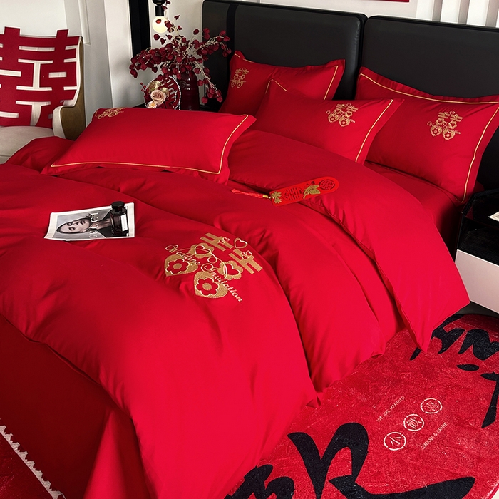 91家纺网 家纺一手货源 找家纺 艾橙家纺 2025新款大红云朵棉刺绣婚庆系列四件套 相爱一生