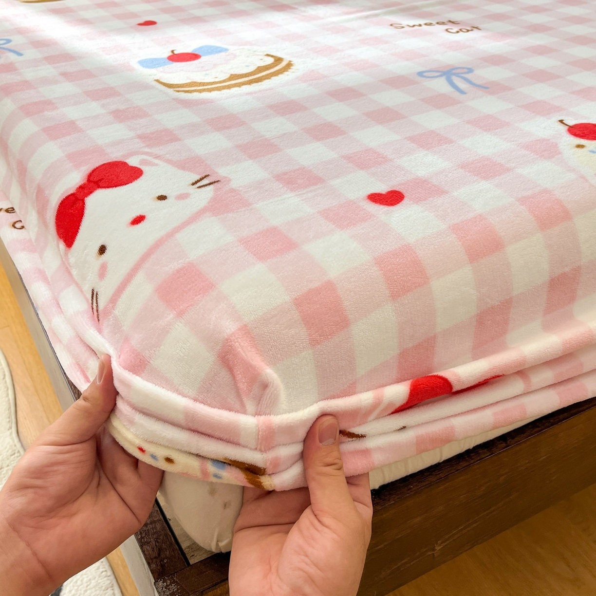 91家纺网 家纺一手货源 找家纺 寻米 2025新款加厚牛奶绒印花床笠-大床牛奶绒床笠一号 小喵浮云卷