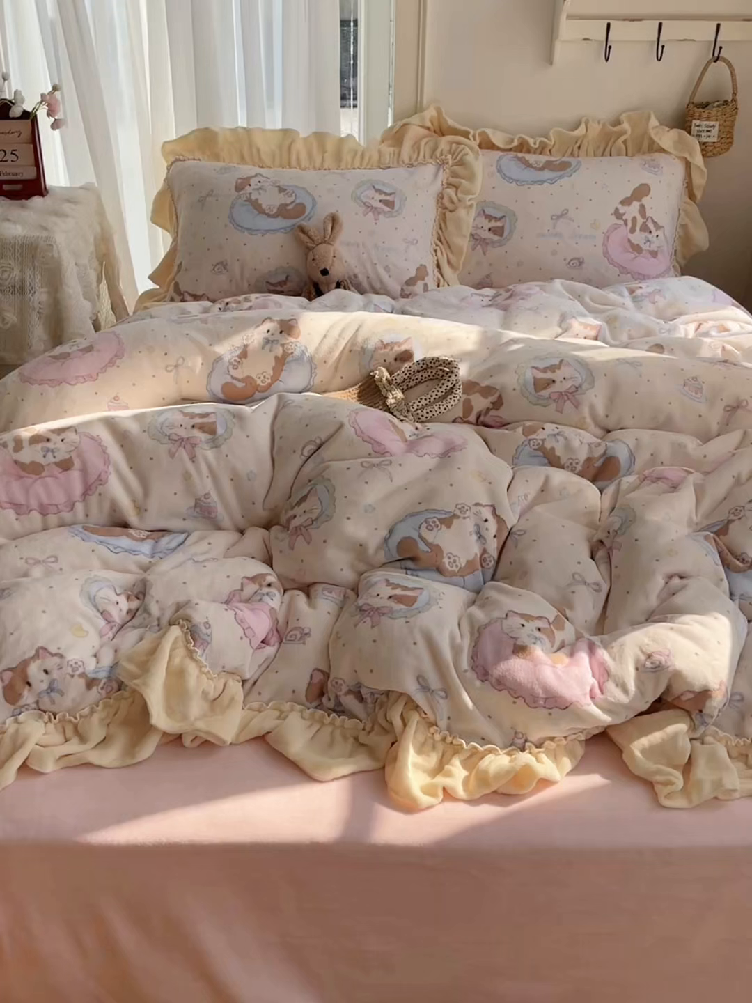 91家纺网 家纺一手货源 找家纺 瑞莱 上新2025年秋冬新款A类200克牛奶绒卡通印花四件套 懒懒猫