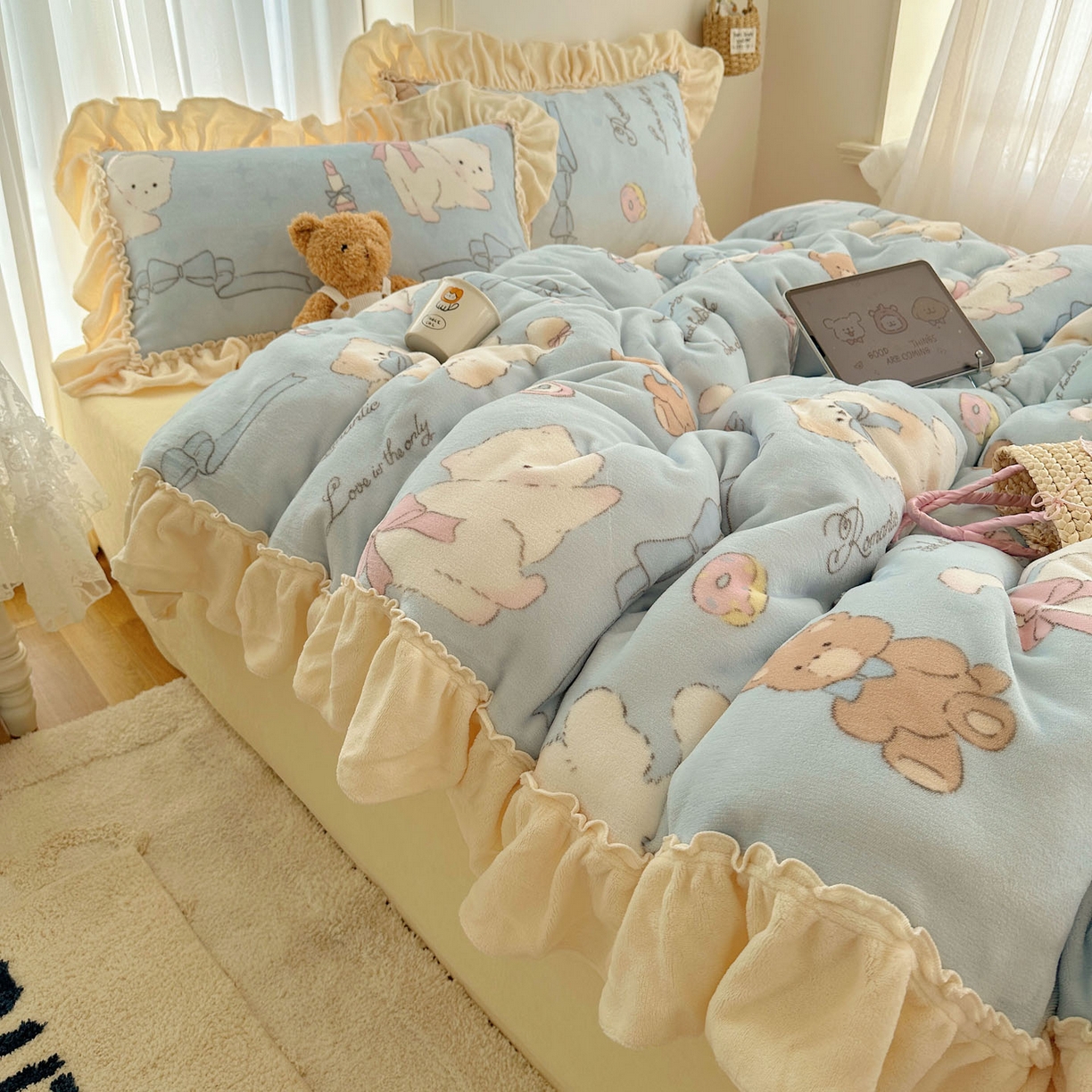 91家纺网 家纺一手货源 找家纺 瑞莱 上新2025年秋冬新款A类200克牛奶绒卡通印花四件套 元气猫咪