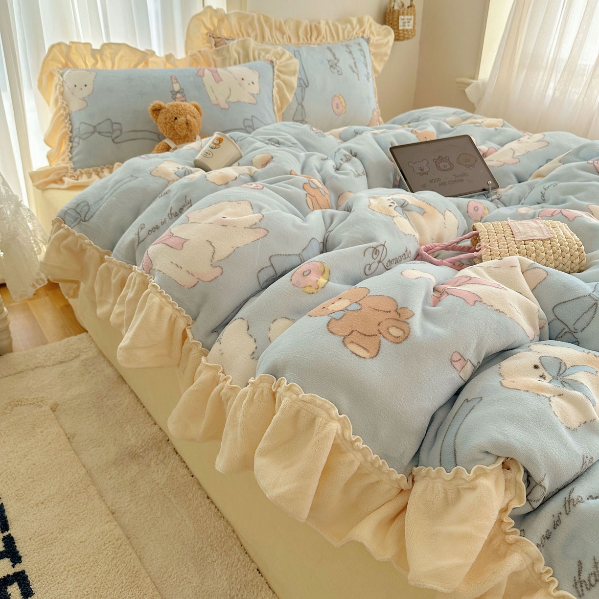 91家纺网 家纺一手货源 找家纺 瑞莱 上新2025年秋冬新款A类200克牛奶绒卡通印花四件套 元气猫咪