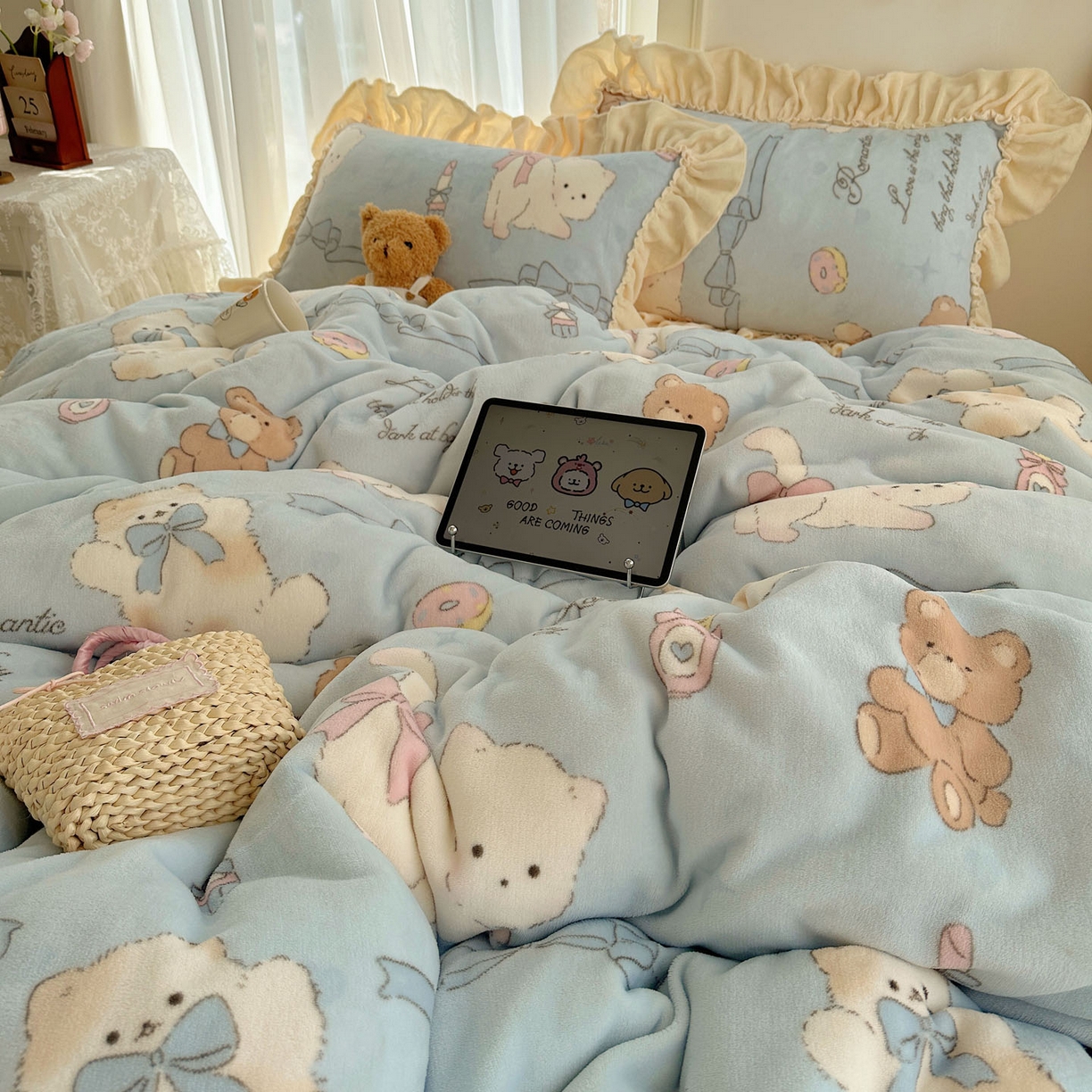 91家纺网 家纺一手货源 找家纺 瑞莱 上新2025年秋冬新款A类200克牛奶绒卡通印花四件套 元气猫咪