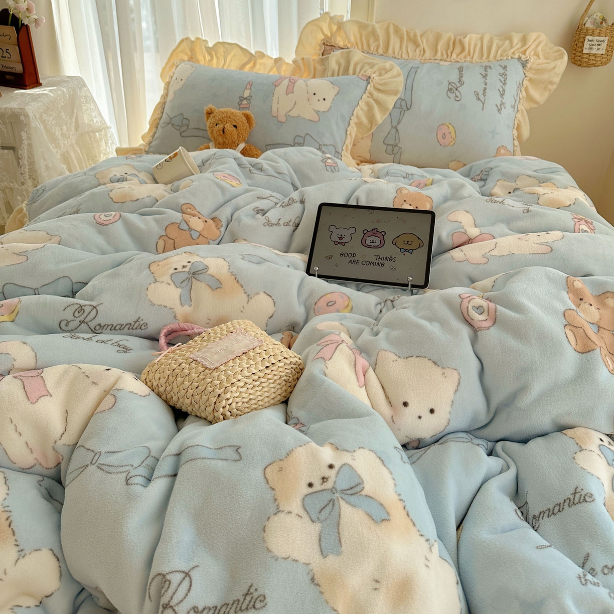 91家纺网 家纺一手货源 找家纺 瑞莱 上新2025年秋冬新款A类200克牛奶绒卡通印花四件套 元气猫咪