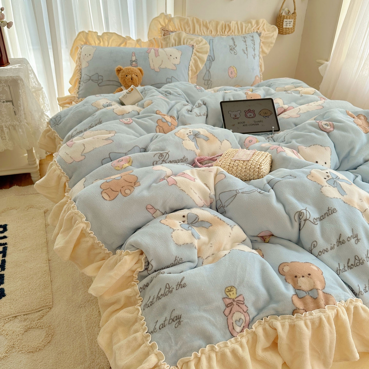 91家纺网 家纺一手货源 找家纺 瑞莱 上新2025年秋冬新款A类200克牛奶绒卡通印花四件套 元气猫咪