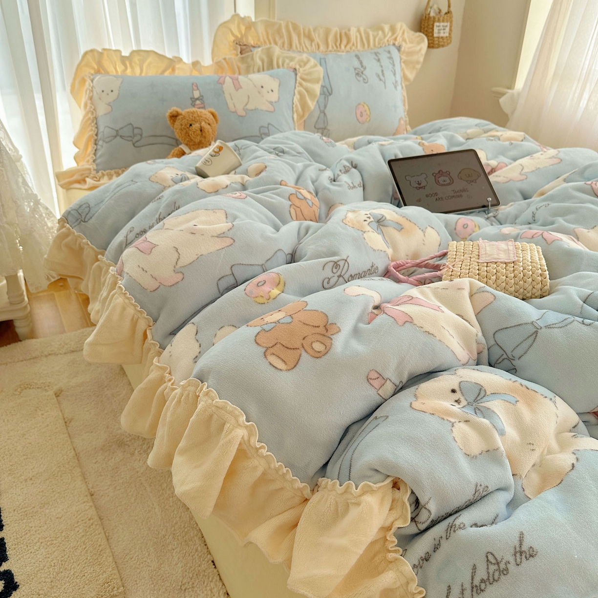 91家纺网 家纺一手货源 找家纺 瑞莱 上新2025年秋冬新款A类200克牛奶绒卡通印花四件套 元气猫咪