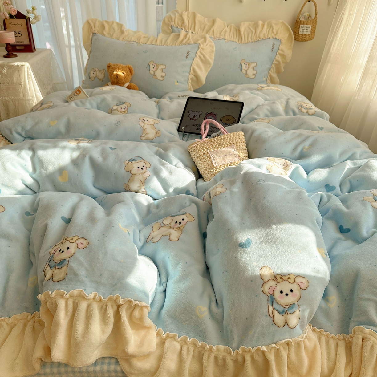 91家纺网 家纺一手货源 找家纺 瑞莱 上新2025年秋冬新款A类200克牛奶绒卡通印花四件套 奶团帽子小狗