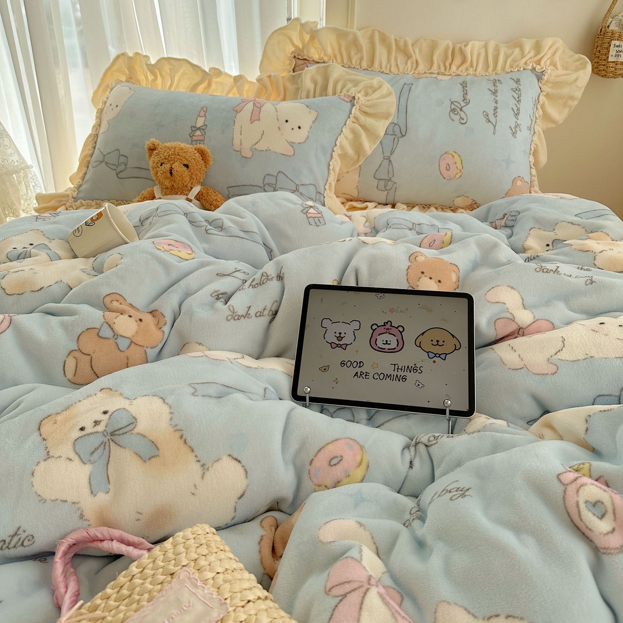 91家纺网 家纺一手货源 找家纺 瑞莱 上新2025年秋冬新款A类200克牛奶绒卡通印花四件套 元气猫咪