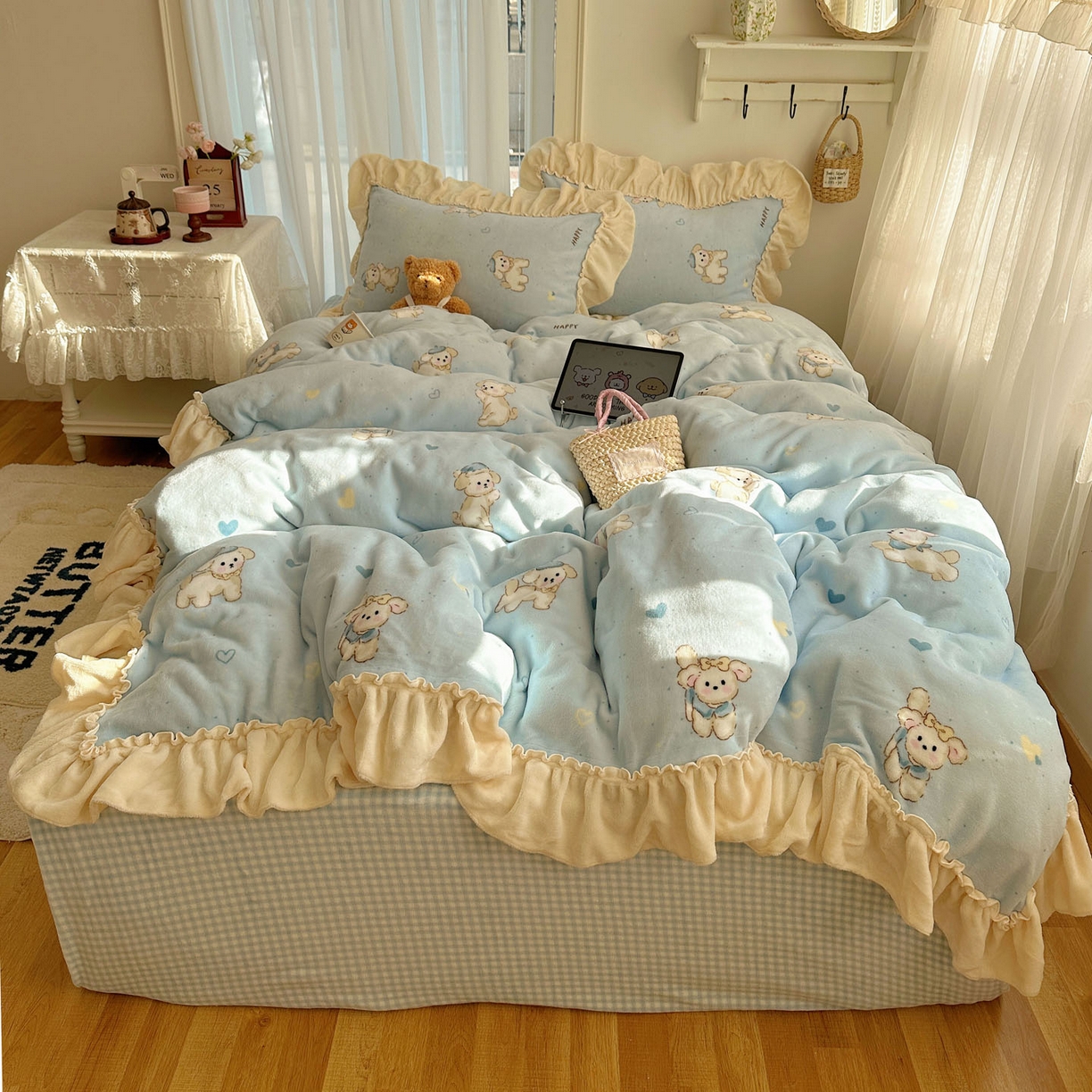 91家纺网 家纺一手货源 找家纺 瑞莱 上新2025年秋冬新款A类200克牛奶绒卡通印花四件套 奶团帽子小狗