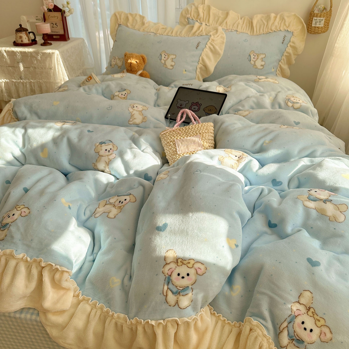 91家纺网 家纺一手货源 找家纺 瑞莱 上新2025年秋冬新款A类200克牛奶绒卡通印花四件套 奶团帽子小狗