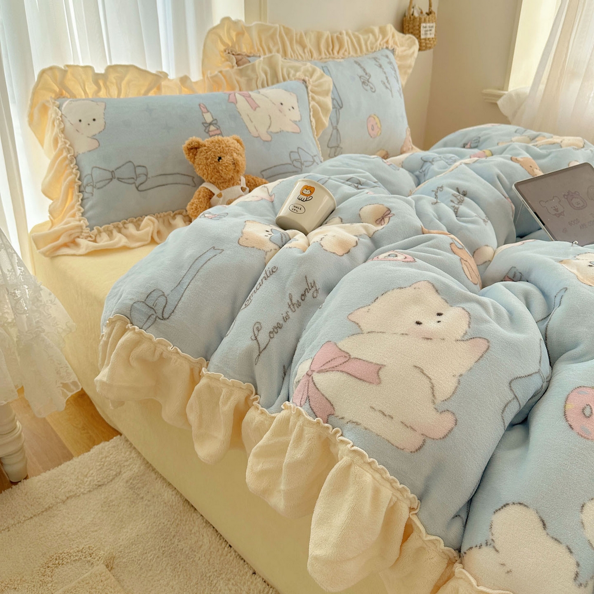 91家纺网 家纺一手货源 找家纺 瑞莱 上新2025年秋冬新款A类200克牛奶绒卡通印花四件套 元气猫咪