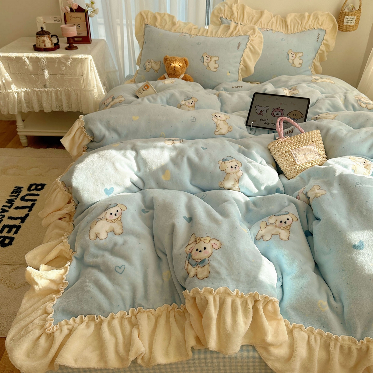 91家纺网 家纺一手货源 找家纺 瑞莱 上新2025年秋冬新款A类200克牛奶绒卡通印花四件套 奶团帽子小狗