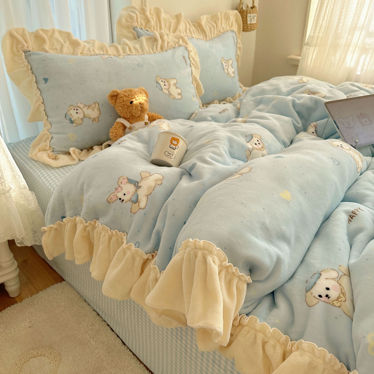 91家纺网 家纺一手货源 找家纺 瑞莱 上新2025年秋冬新款A类200克牛奶绒卡通印花四件套 奶团帽子小狗