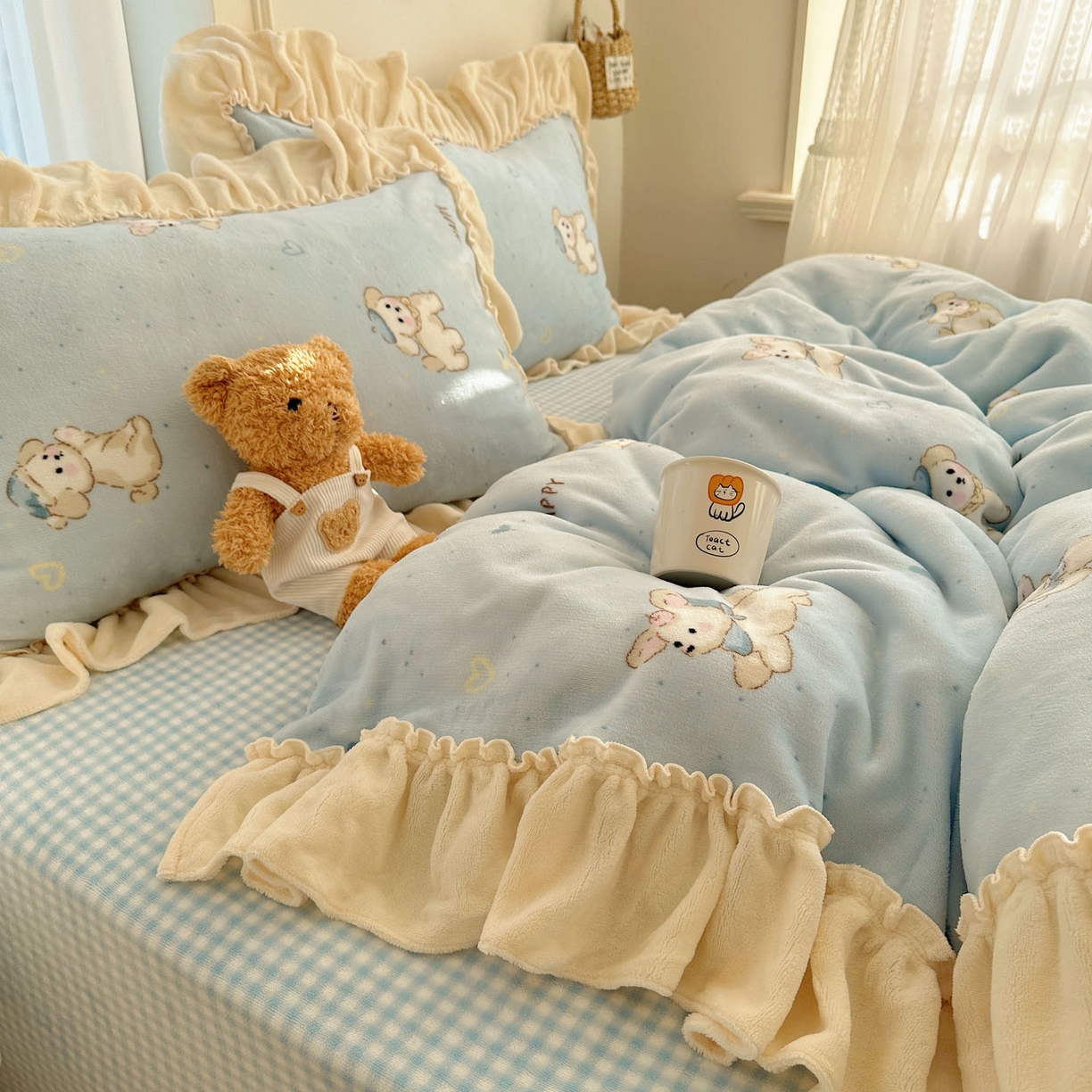 91家纺网 家纺一手货源 找家纺 瑞莱 上新2025年秋冬新款A类200克牛奶绒卡通印花四件套 奶团帽子小狗