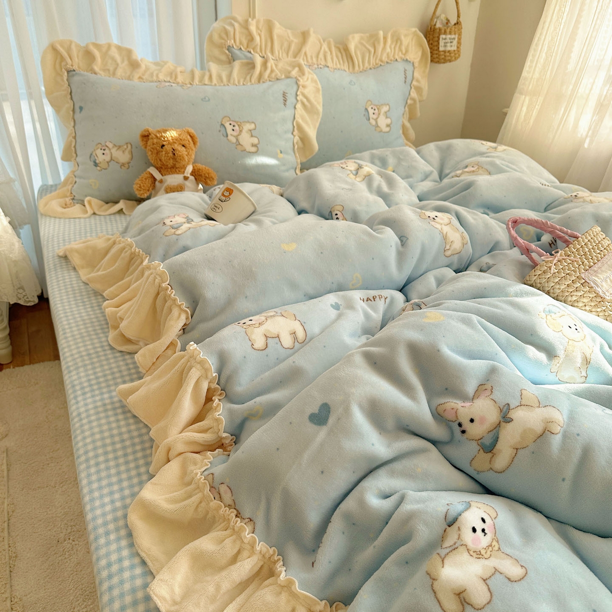 91家纺网 家纺一手货源 找家纺 瑞莱 上新2025年秋冬新款A类200克牛奶绒卡通印花四件套 奶团帽子小狗