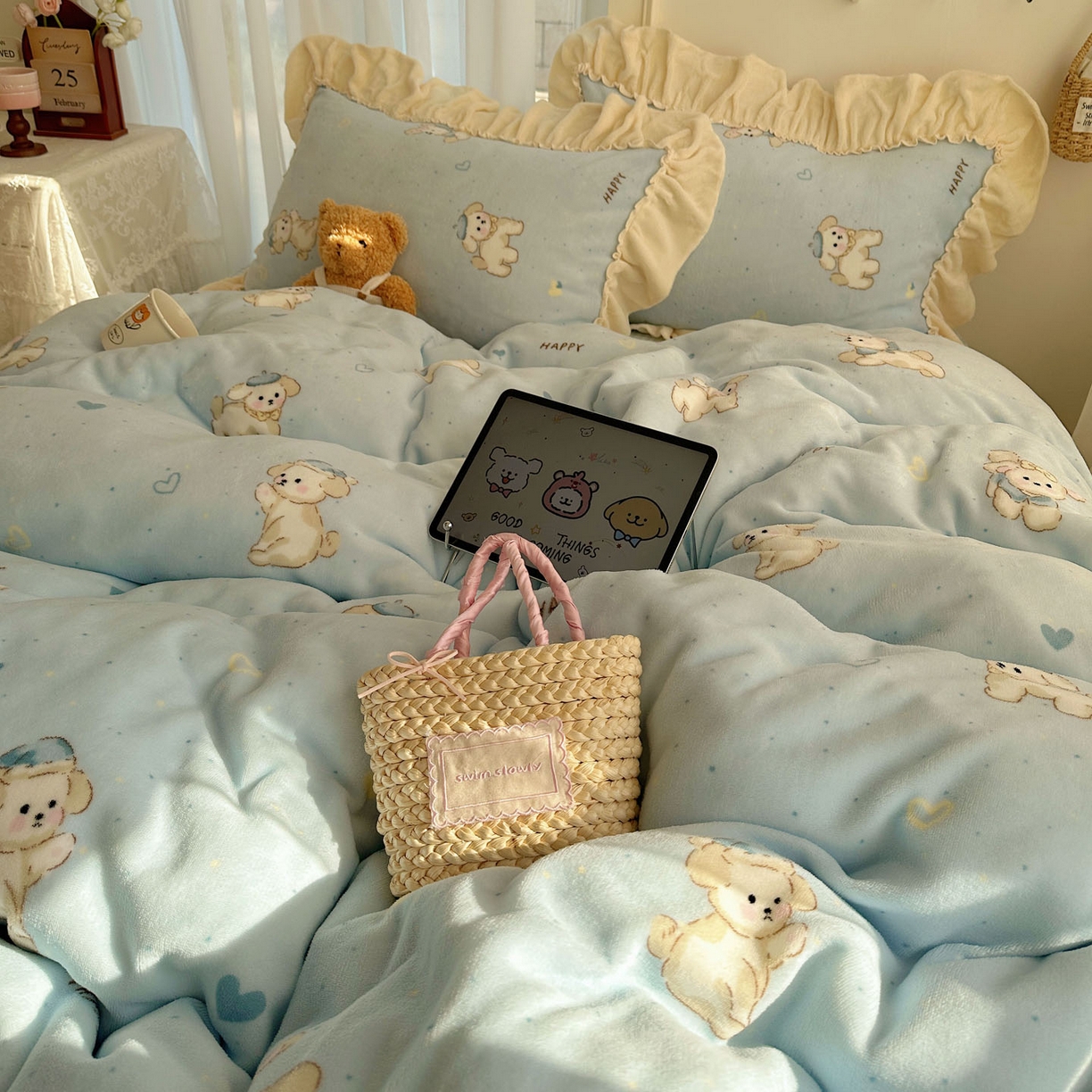 91家纺网 家纺一手货源 找家纺 瑞莱 上新2025年秋冬新款A类200克牛奶绒卡通印花四件套 奶团帽子小狗