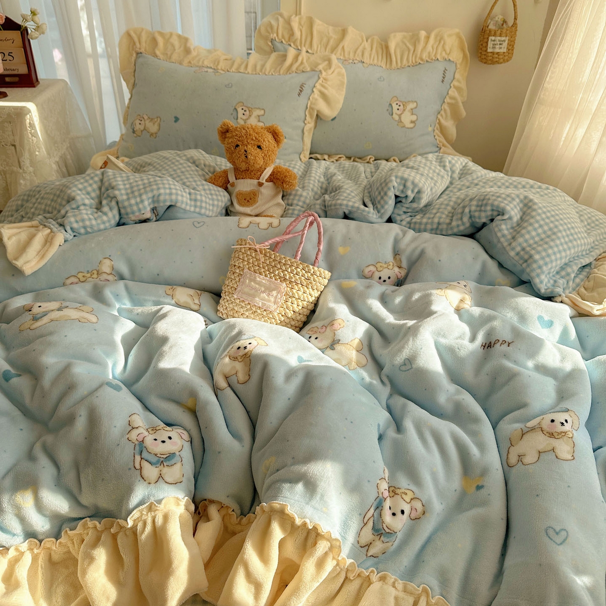 91家纺网 家纺一手货源 找家纺 瑞莱 上新2025年秋冬新款A类200克牛奶绒卡通印花四件套 奶团帽子小狗