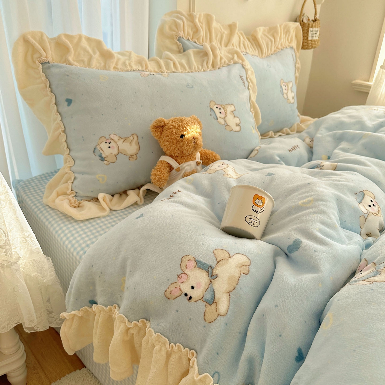 91家纺网 家纺一手货源 找家纺 瑞莱 上新2025年秋冬新款A类200克牛奶绒卡通印花四件套 奶团帽子小狗