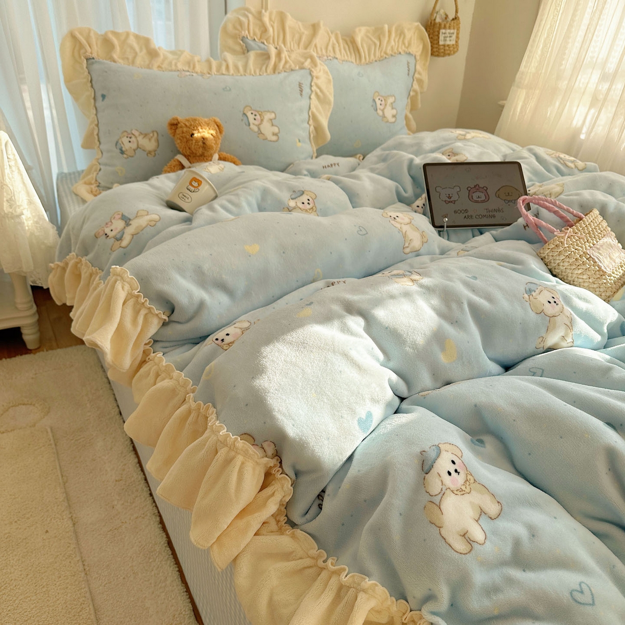 91家纺网 家纺一手货源 找家纺 瑞莱 上新2025年秋冬新款A类200克牛奶绒卡通印花四件套 奶团帽子小狗