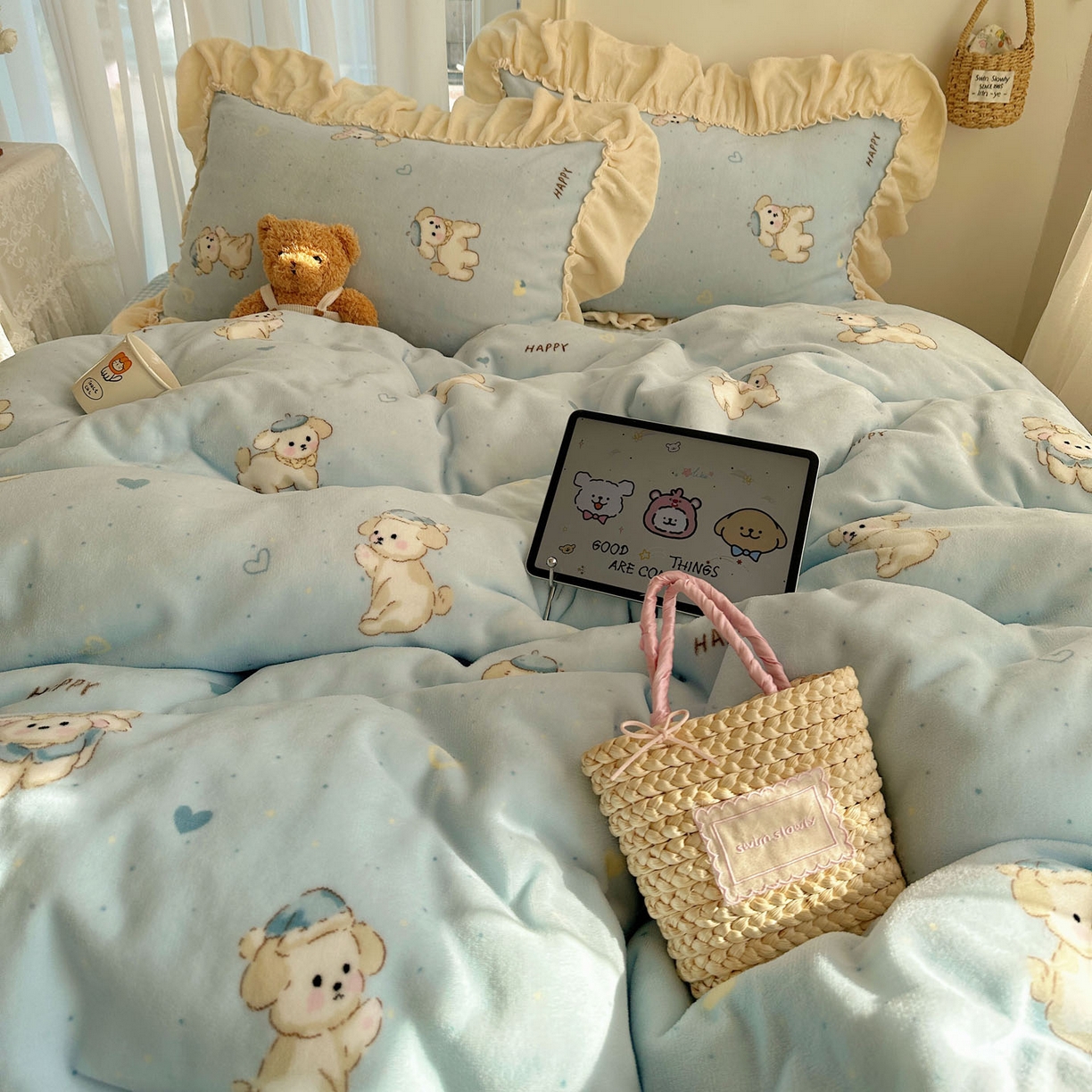 91家纺网 家纺一手货源 找家纺 瑞莱 上新2025年秋冬新款A类200克牛奶绒卡通印花四件套 奶团帽子小狗