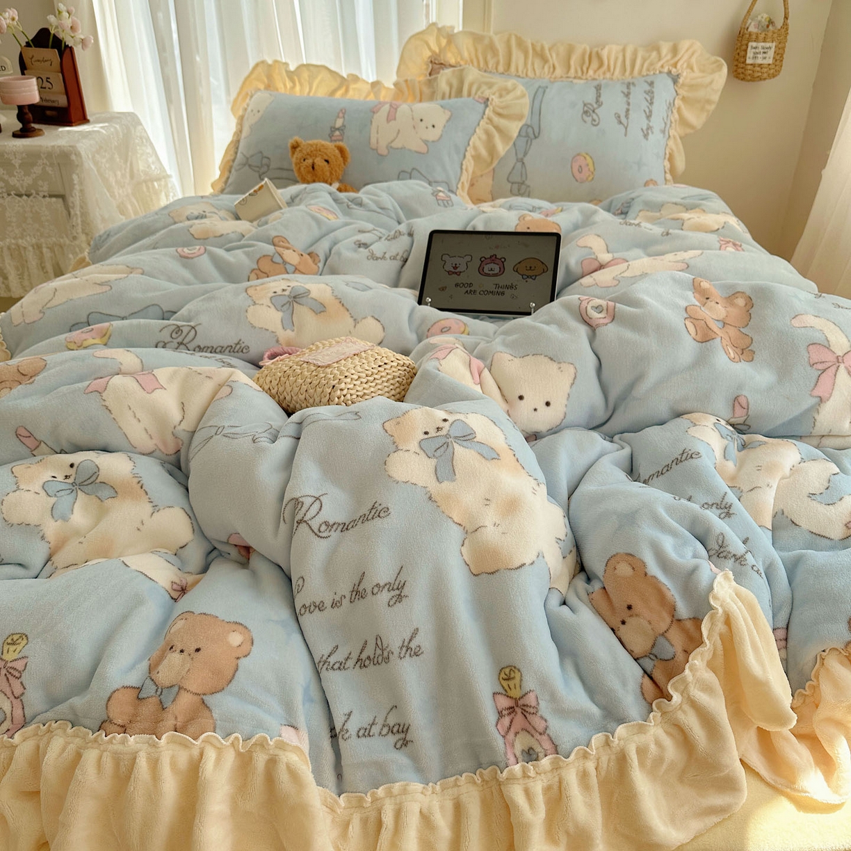 91家纺网 家纺一手货源 找家纺 瑞莱 上新2025年秋冬新款A类200克牛奶绒卡通印花四件套 元气猫咪