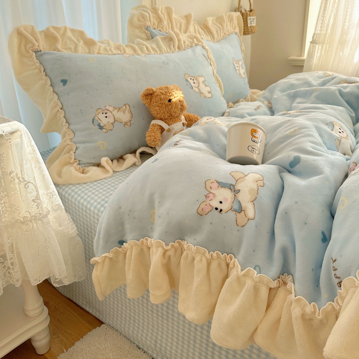 91家纺网 家纺一手货源 找家纺 瑞莱 上新2025年秋冬新款A类200克牛奶绒卡通印花四件套 奶团帽子小狗