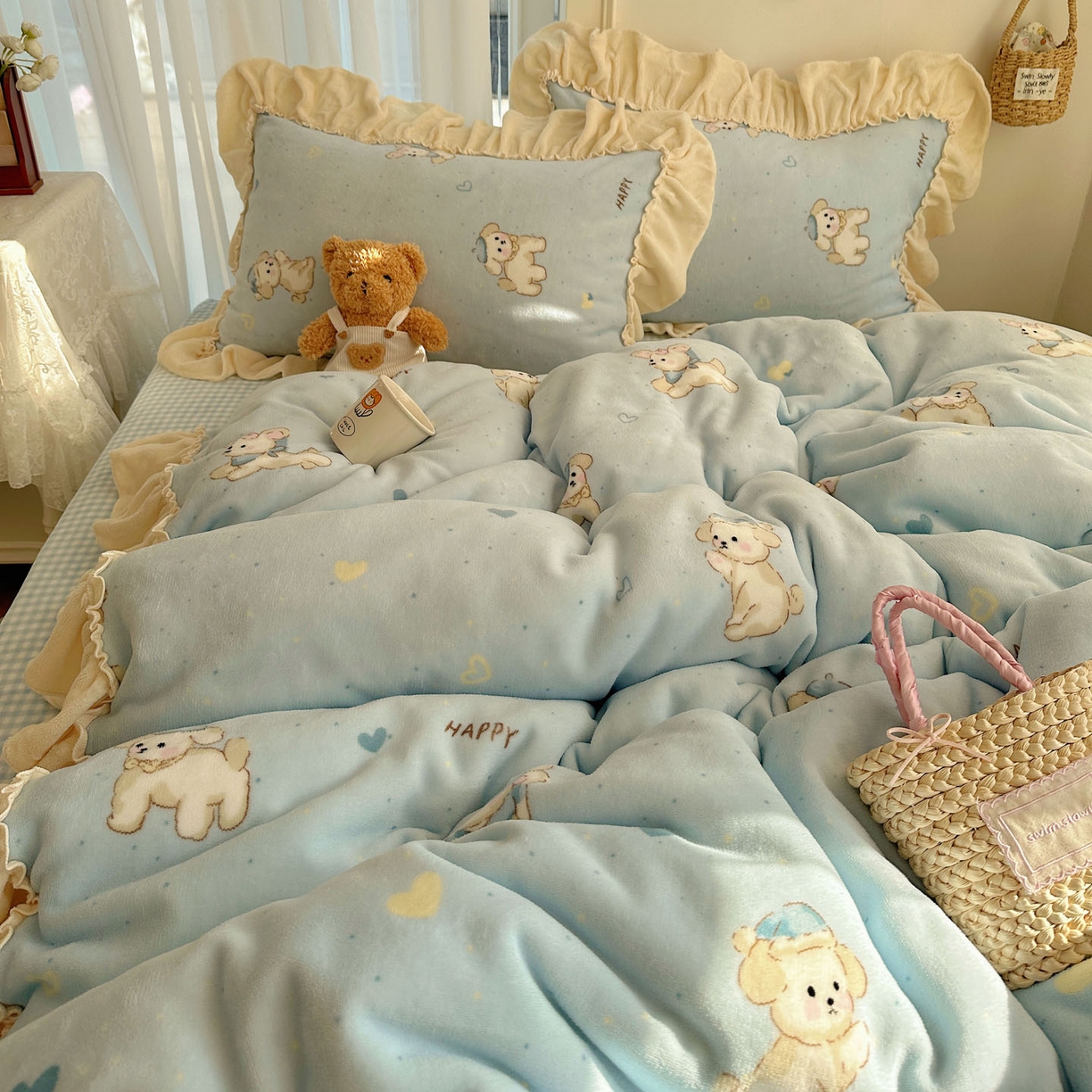 91家纺网 家纺一手货源 找家纺 瑞莱 上新2025年秋冬新款A类200克牛奶绒卡通印花四件套 奶团帽子小狗