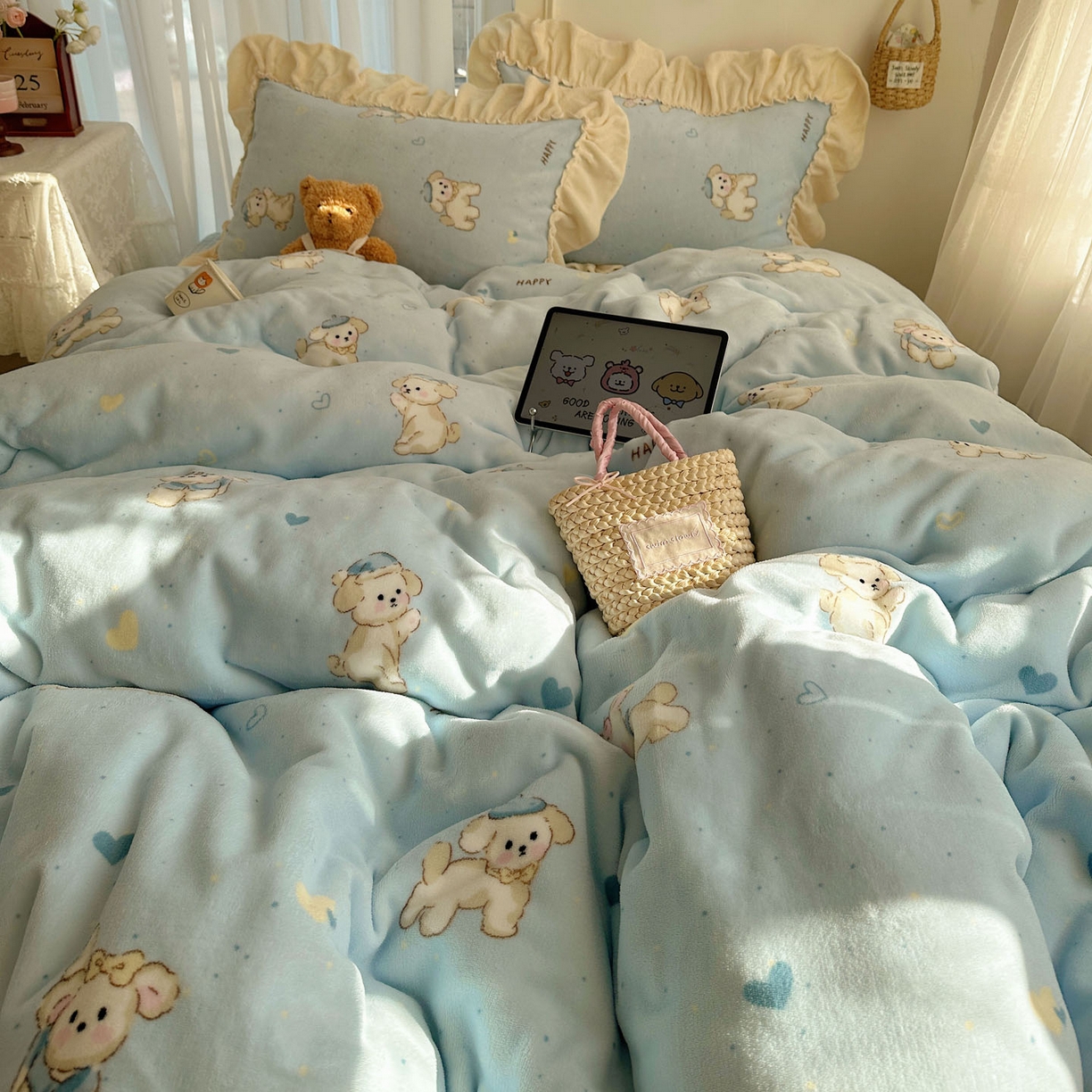 91家纺网 家纺一手货源 找家纺 瑞莱 上新2025年秋冬新款A类200克牛奶绒卡通印花四件套 奶团帽子小狗