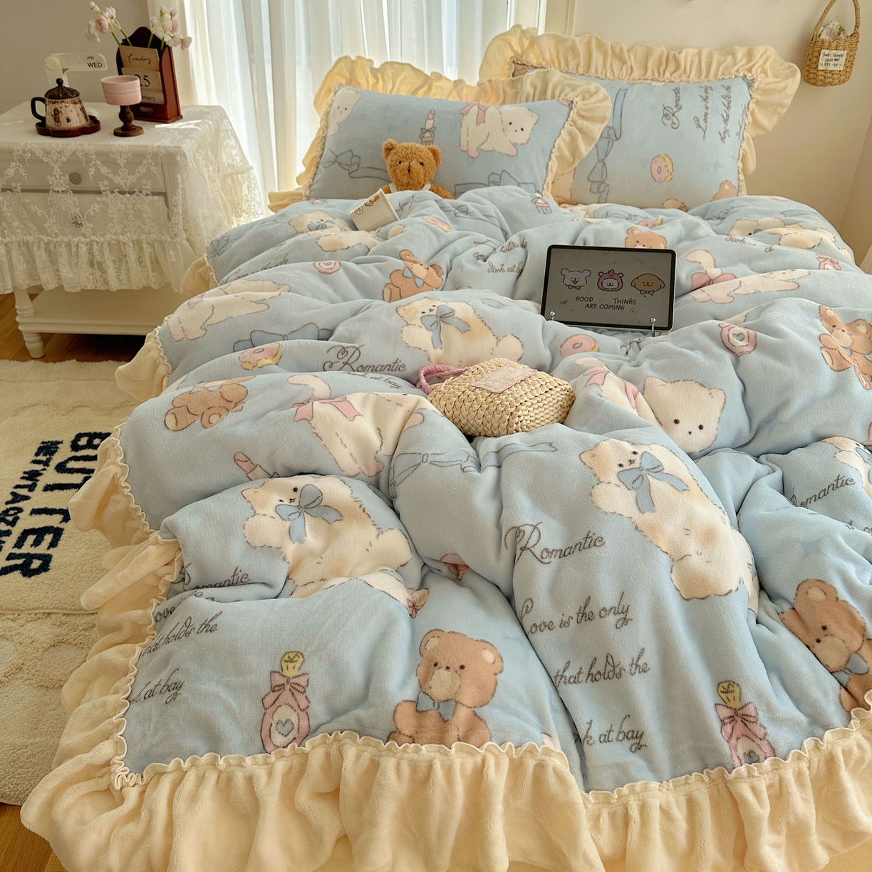 91家纺网 家纺一手货源 找家纺 瑞莱 上新2025年秋冬新款A类200克牛奶绒卡通印花四件套 元气猫咪