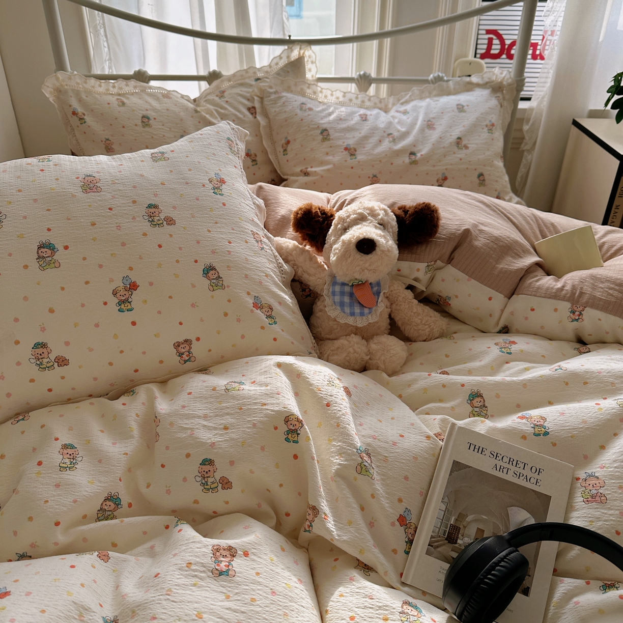 91家纺网 家纺一手货源 找家纺 乐沐家纺 2025新款云感皱皱双层纱全棉镂空花边四件套 甜梦狗狗