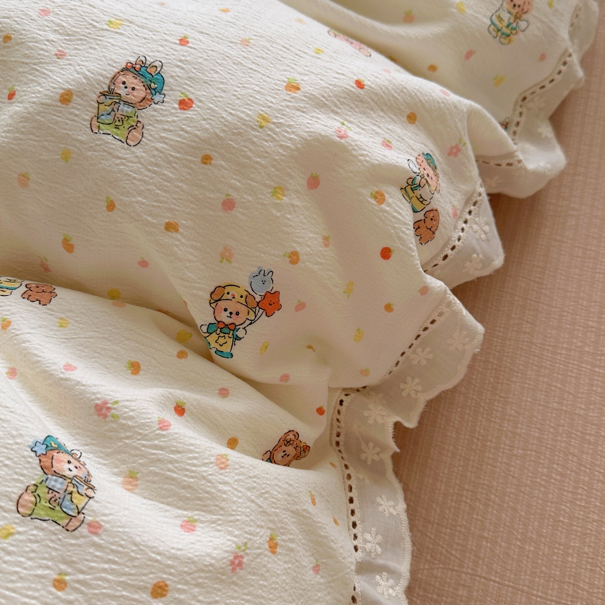 91家纺网 家纺一手货源 找家纺 乐沐家纺 2025新款云感皱皱双层纱全棉镂空花边四件套 甜梦狗狗