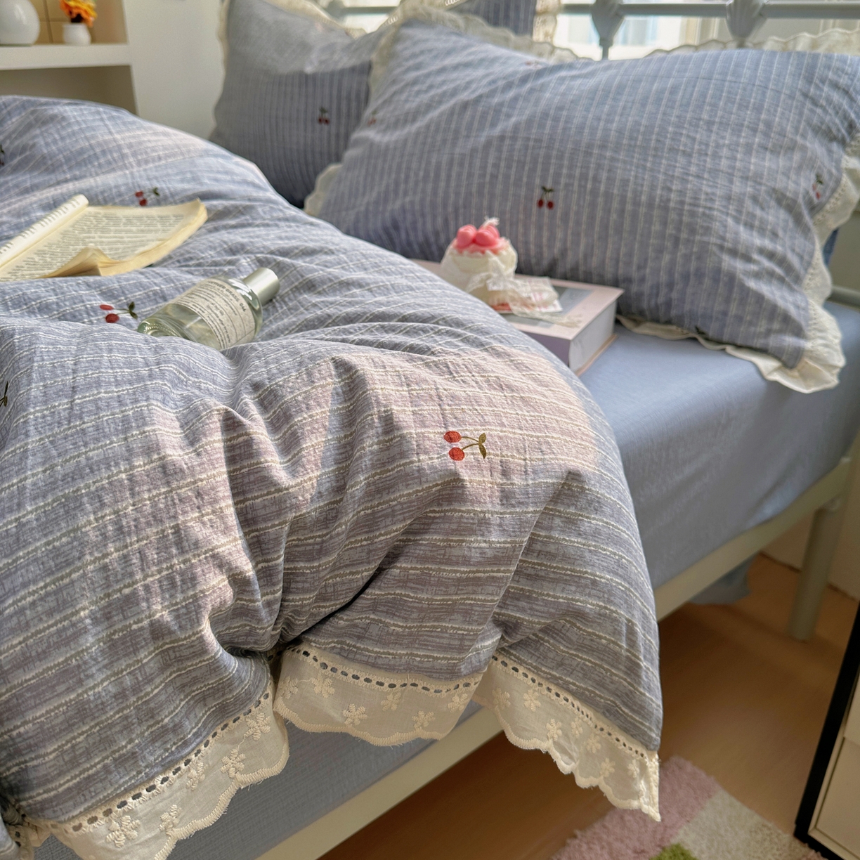 91家纺网 家纺一手货源 找家纺 乐沐家纺 2025新款云感皱皱双层纱全棉镂空花边四件套 素瑾