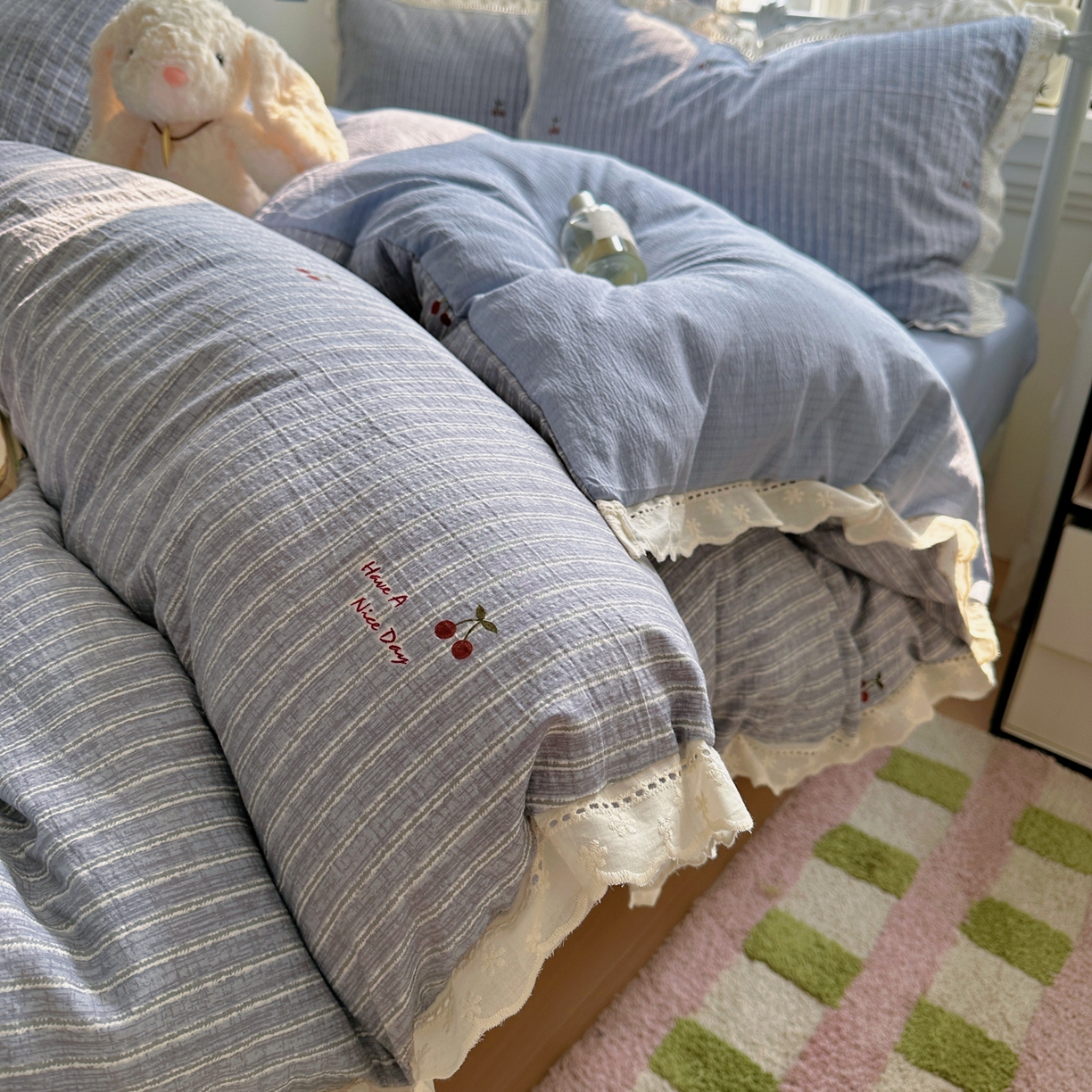 91家纺网 家纺一手货源 找家纺 乐沐家纺 2025新款云感皱皱双层纱全棉镂空花边四件套 素瑾