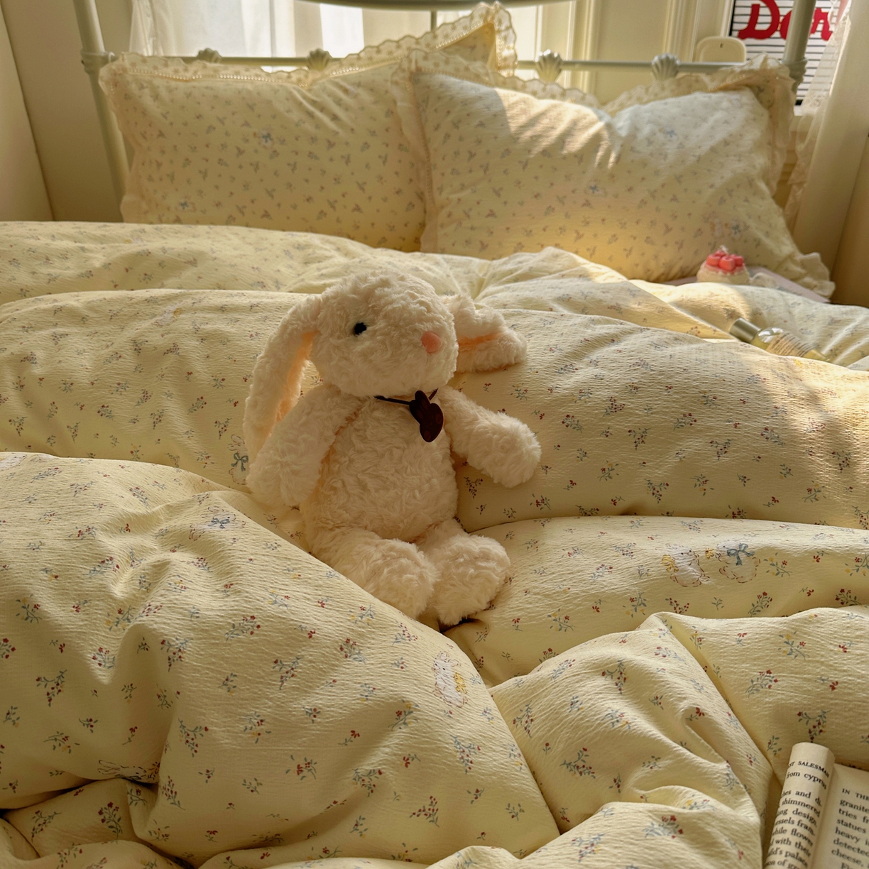 91家纺网 家纺一手货源 找家纺 乐沐家纺 2025新款云感皱皱双层纱全棉镂空花边四件套 春日兔语