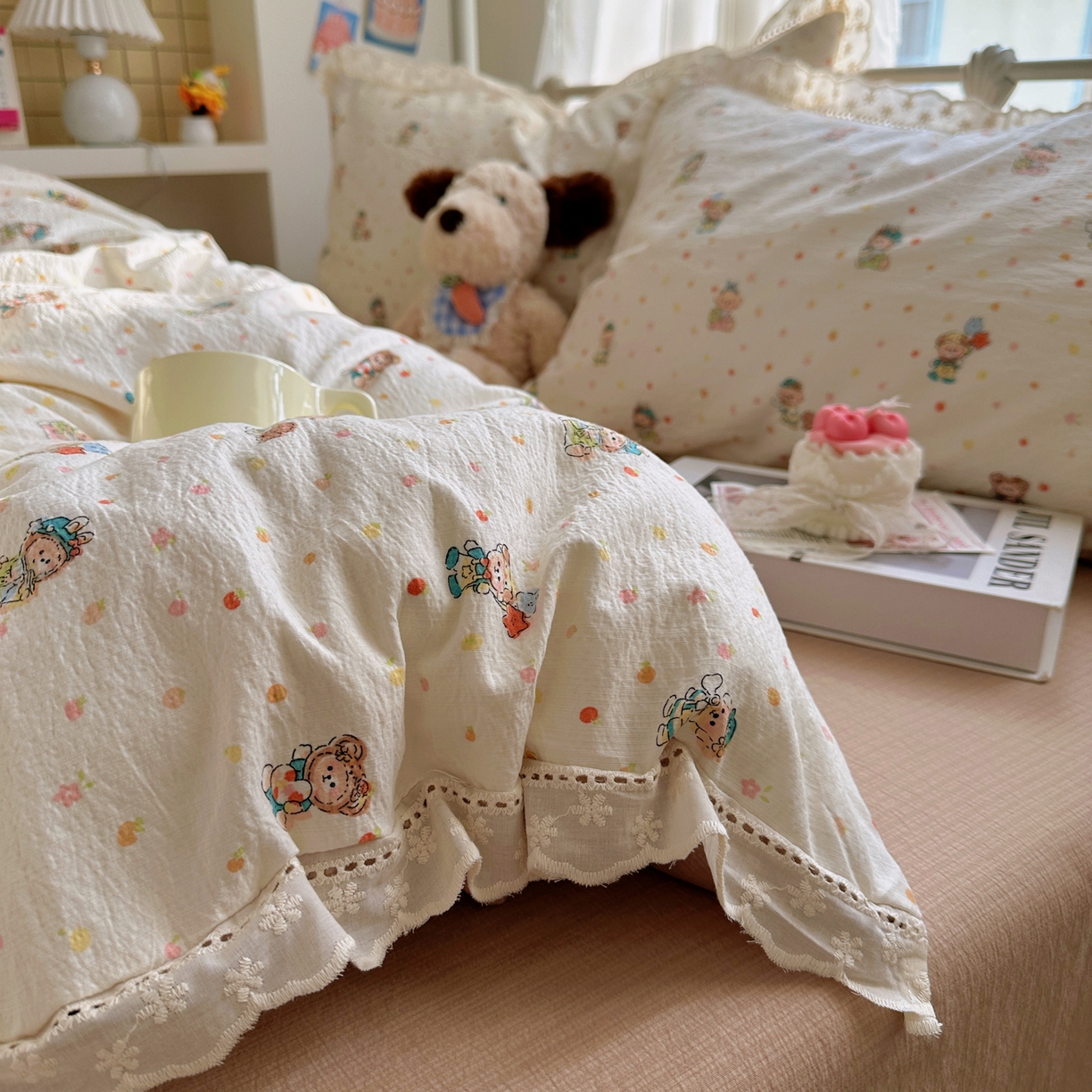 91家纺网 家纺一手货源 找家纺 乐沐家纺 2025新款云感皱皱双层纱全棉镂空花边四件套 甜梦狗狗