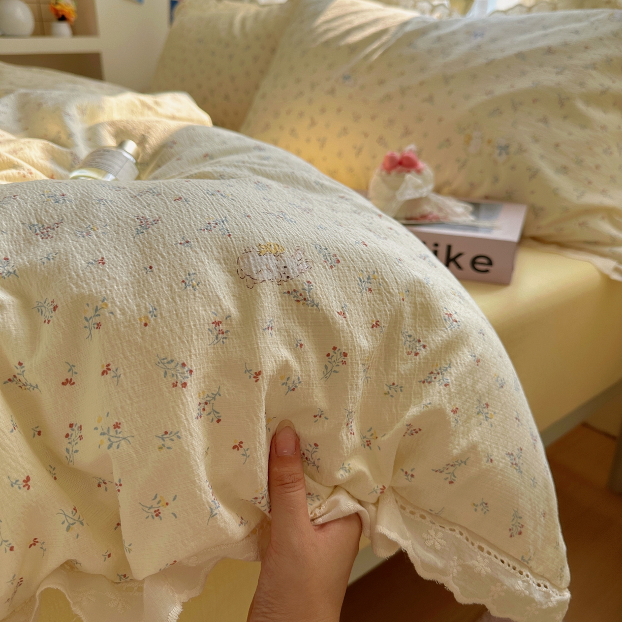 91家纺网 家纺一手货源 找家纺 乐沐家纺 2025新款云感皱皱双层纱全棉镂空花边四件套 春日兔语