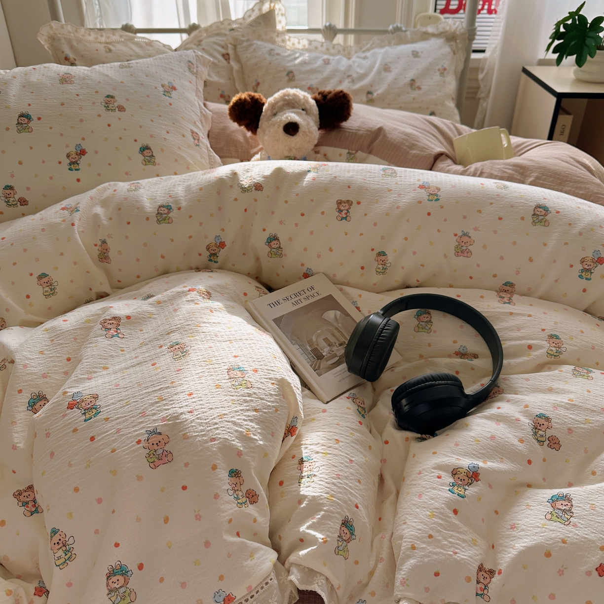 91家纺网 家纺一手货源 找家纺 乐沐家纺 2025新款云感皱皱双层纱全棉镂空花边四件套 甜梦狗狗