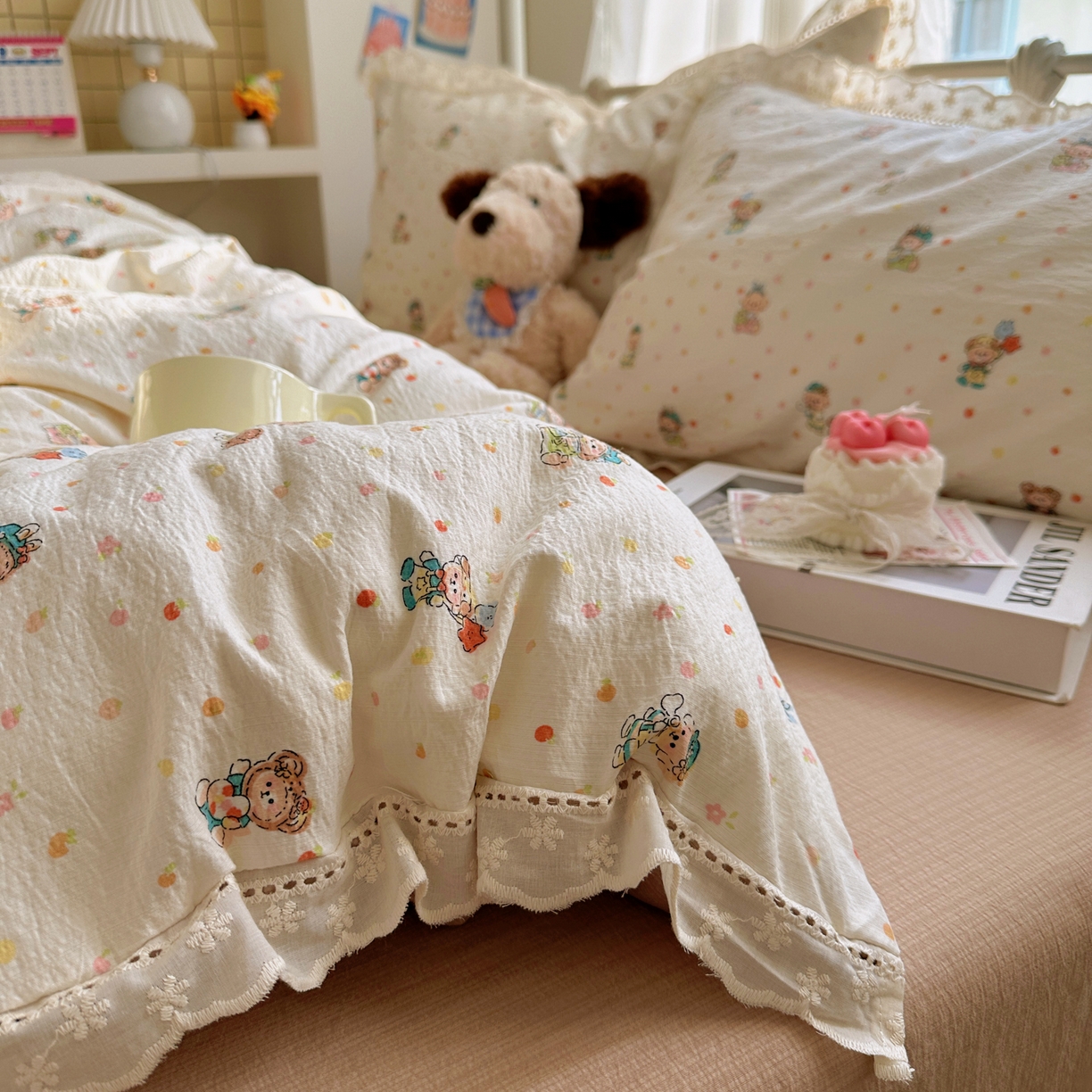 91家纺网 家纺一手货源 找家纺 乐沐家纺 2025新款云感皱皱双层纱全棉镂空花边四件套 甜梦狗狗