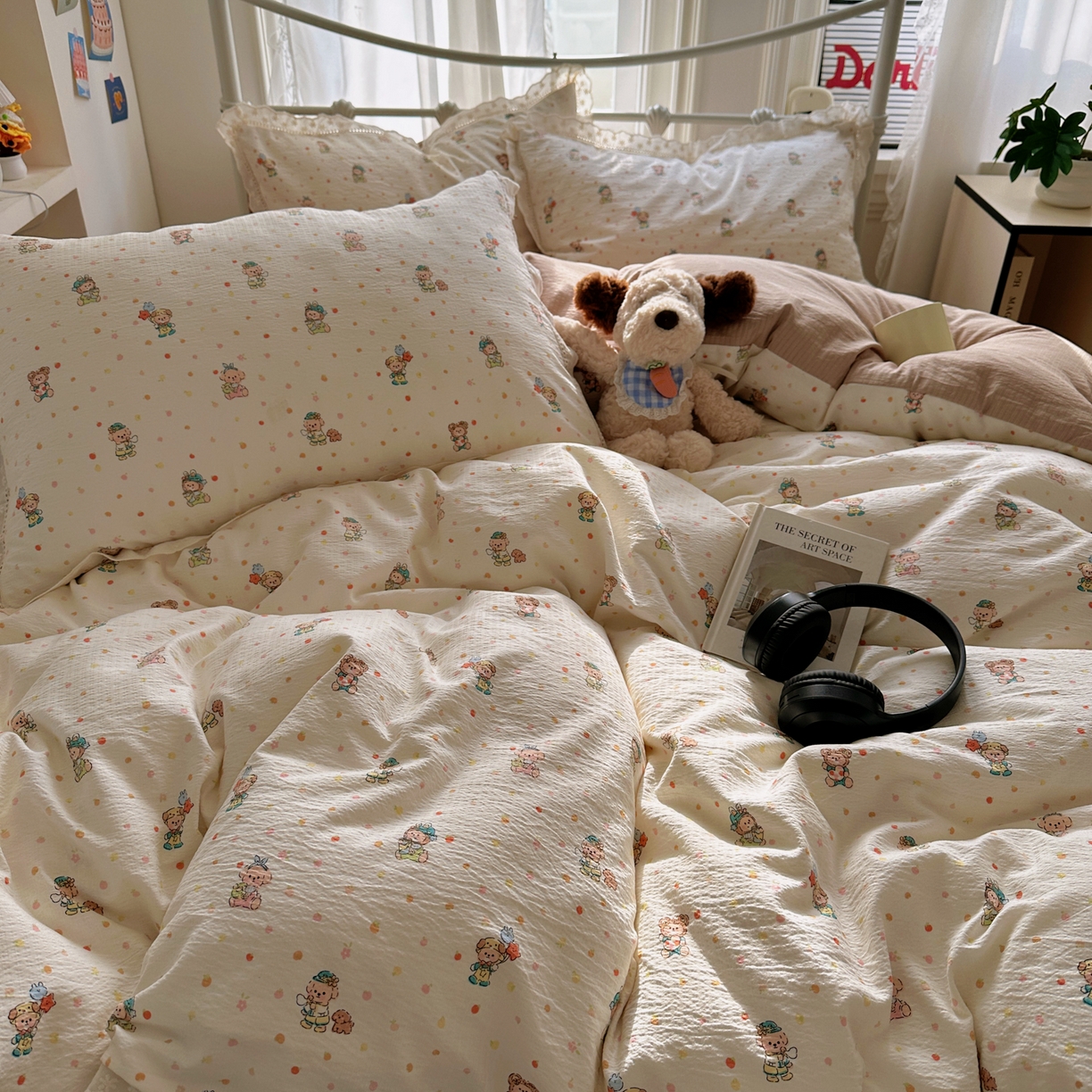 91家纺网 家纺一手货源 找家纺 乐沐家纺 2025新款云感皱皱双层纱全棉镂空花边四件套 甜梦狗狗