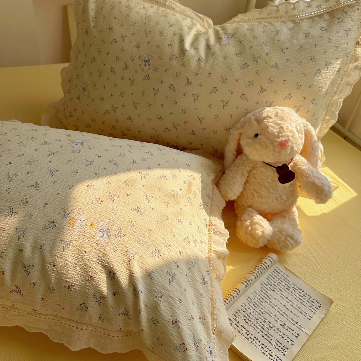 91家纺网 家纺一手货源 找家纺 乐沐家纺 2025新款云感皱皱双层纱全棉镂空花边四件套 春日兔语