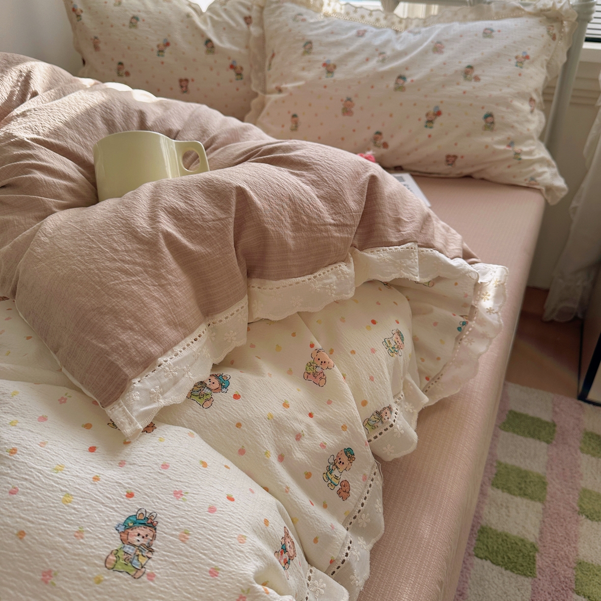 91家纺网 家纺一手货源 找家纺 乐沐家纺 2025新款云感皱皱双层纱全棉镂空花边四件套 甜梦狗狗