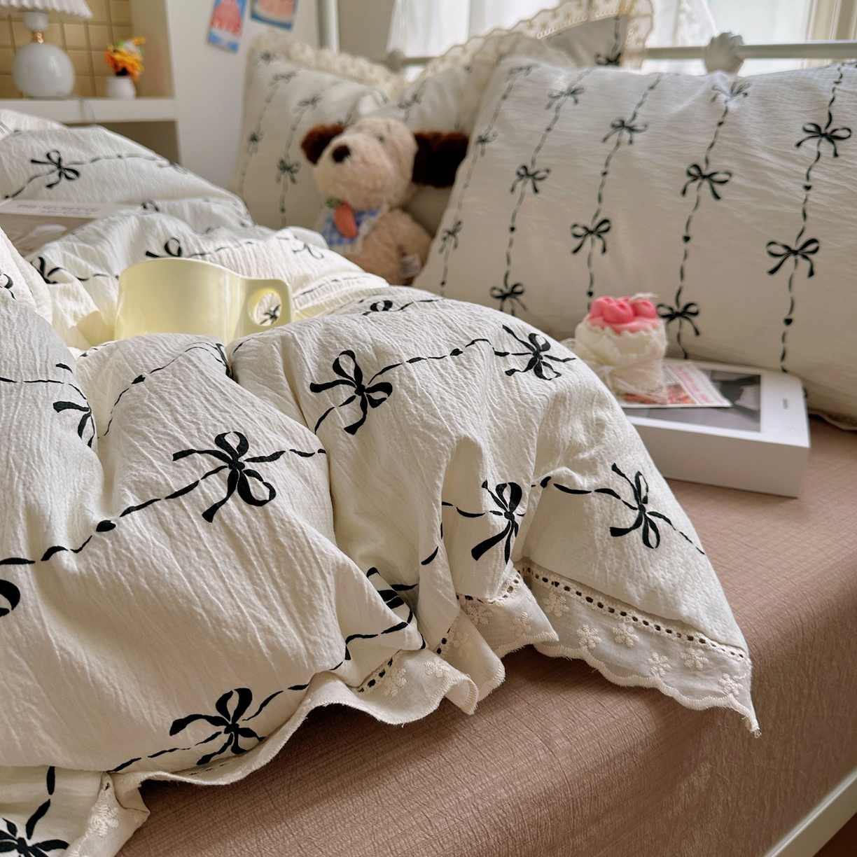 91家纺网 家纺一手货源 找家纺 乐沐家纺 2025新款云感皱皱双层纱全棉镂空花边四件套 倾心